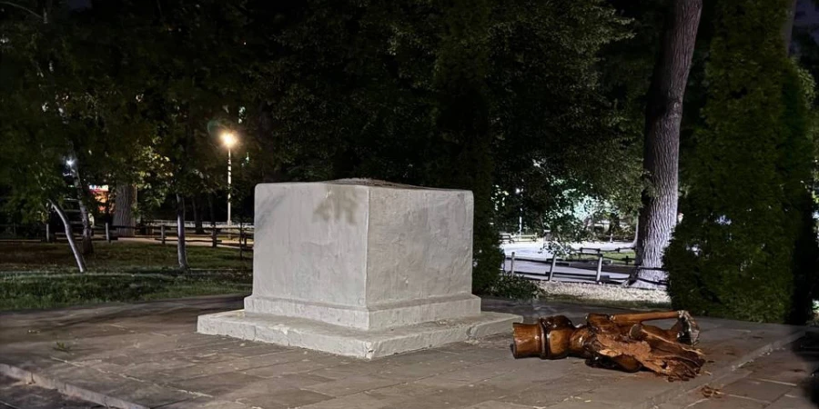 Чиновники ждут суда за гибель девочки от падения скульптуры в горпарке Саратова
