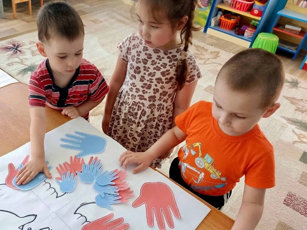✨ С Днём России!✨

10 июня в группе «Бабочки» царила особая атмосфера праздника! Наши маленькие патр