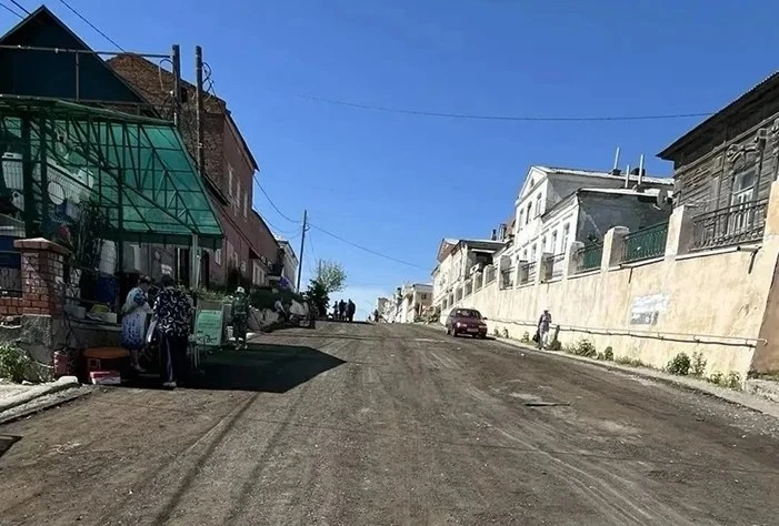 В Вольске произошел инцидент с автомобилем «Лада Приора», который скатился с горы и сби...