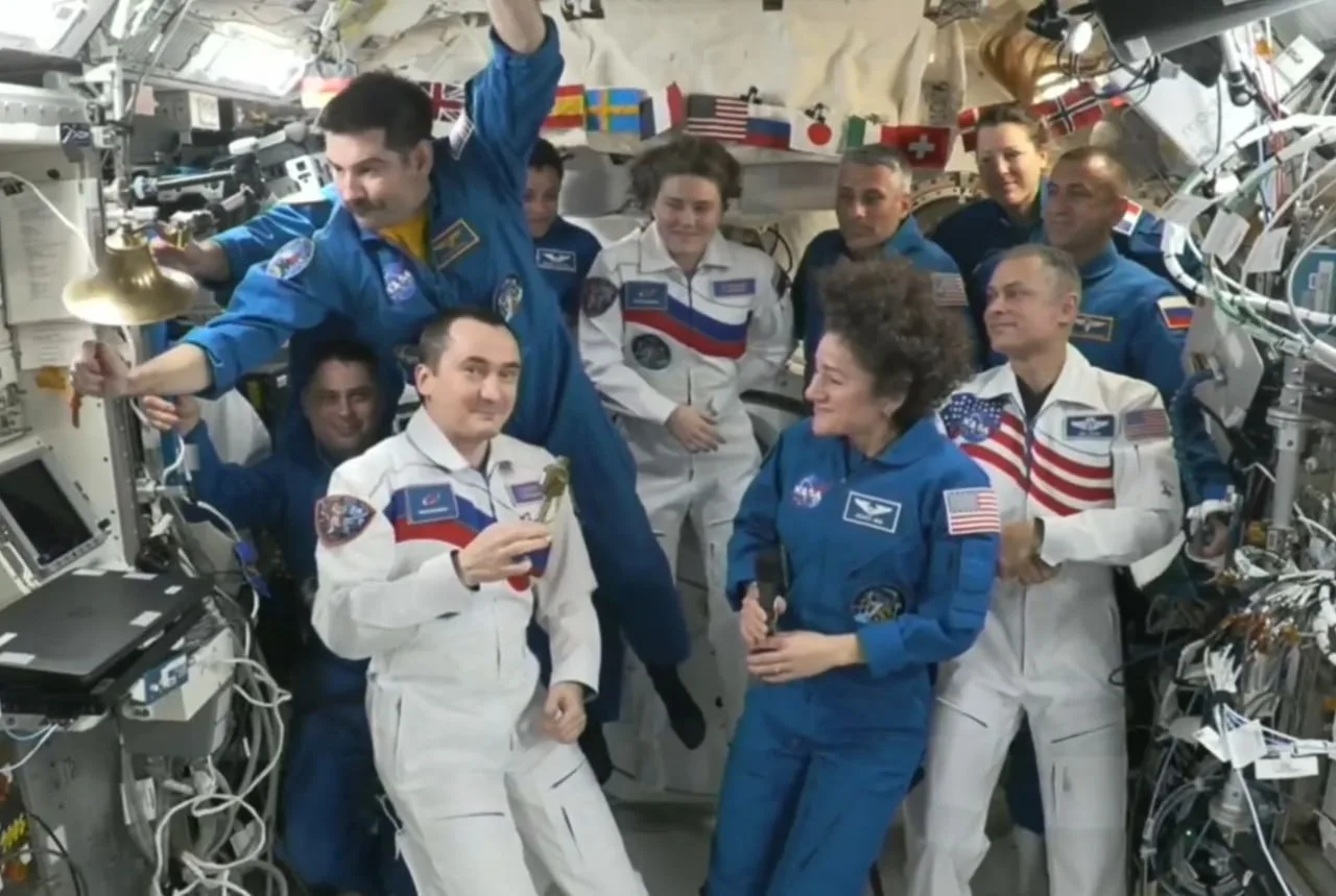 Российский космонавт Петр Дубров принял командование МКС.