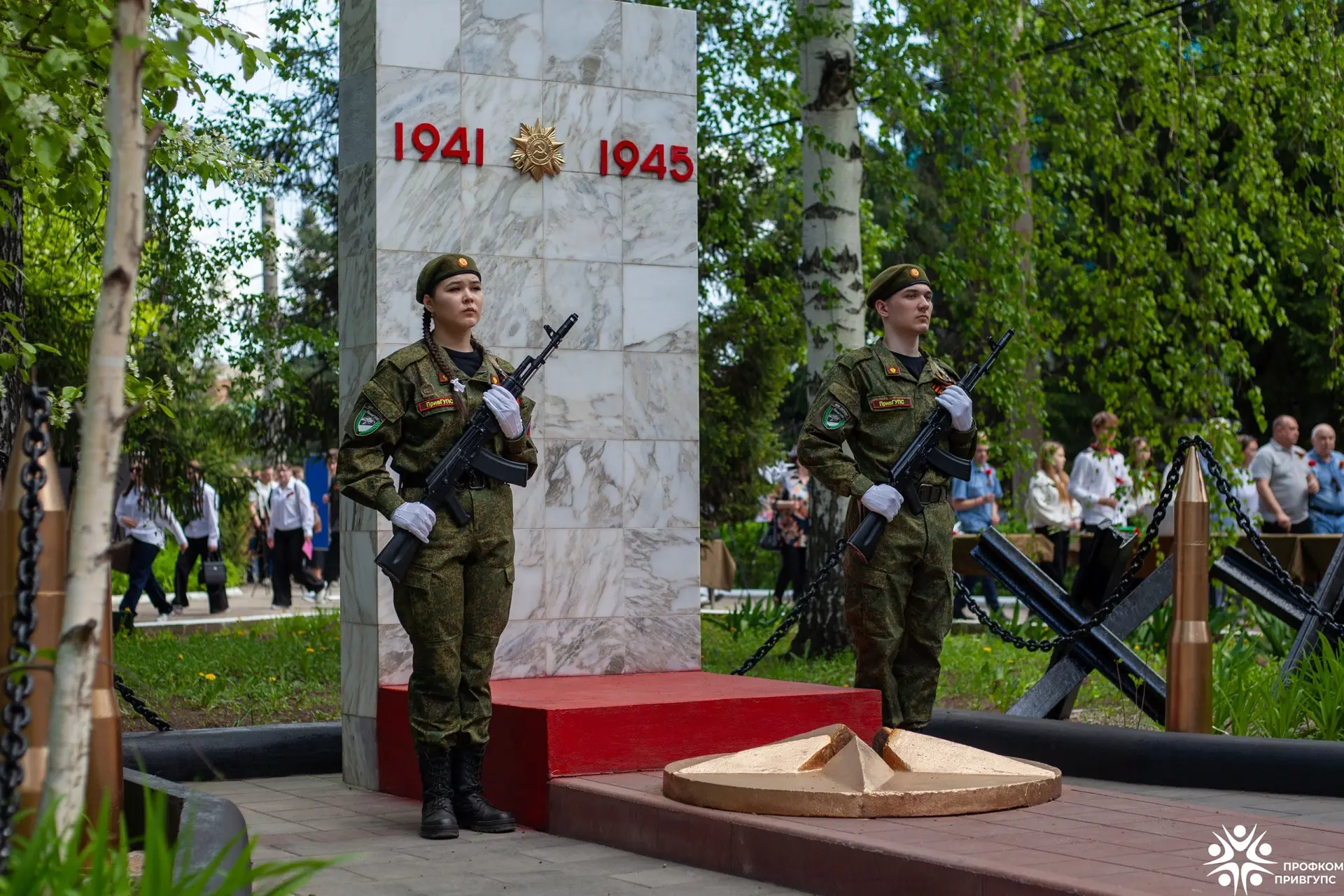 🇷🇺 Верность поколению победителей  🎖 В четверг, 7 мая, в ПривГУПС прошел митинг-концерт с участием с
