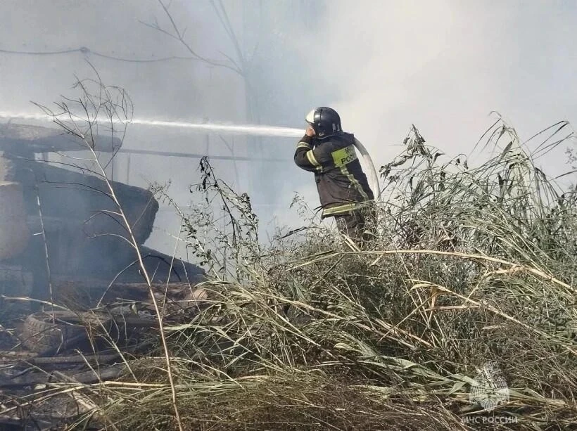 В Астрахани на улице Рождественского произошел крупный пожар