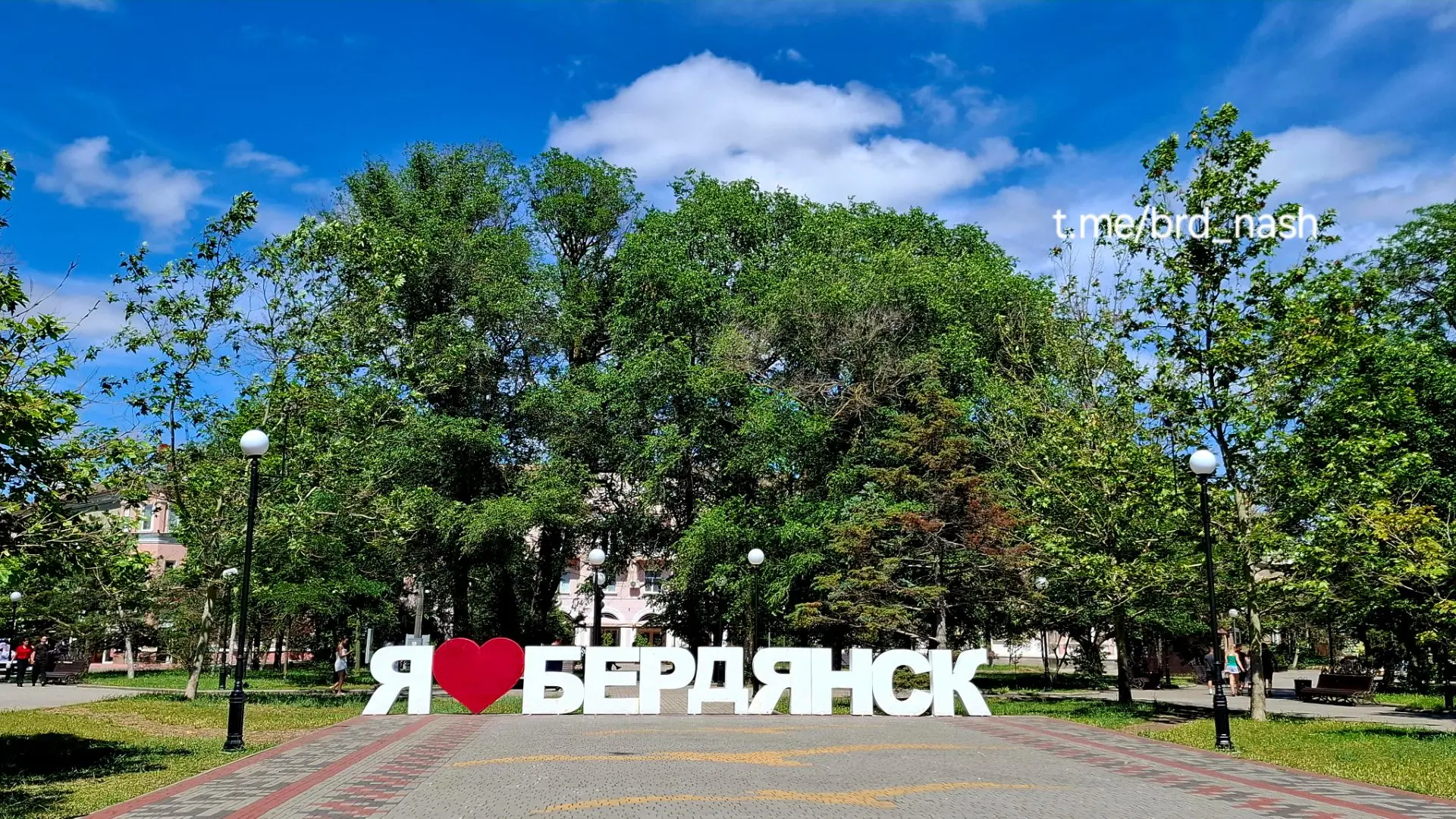 🌞О погоде в Бердянске
#сообщение

В Бердянске снова солнечно. Жару сбивает приятный прохладный вете