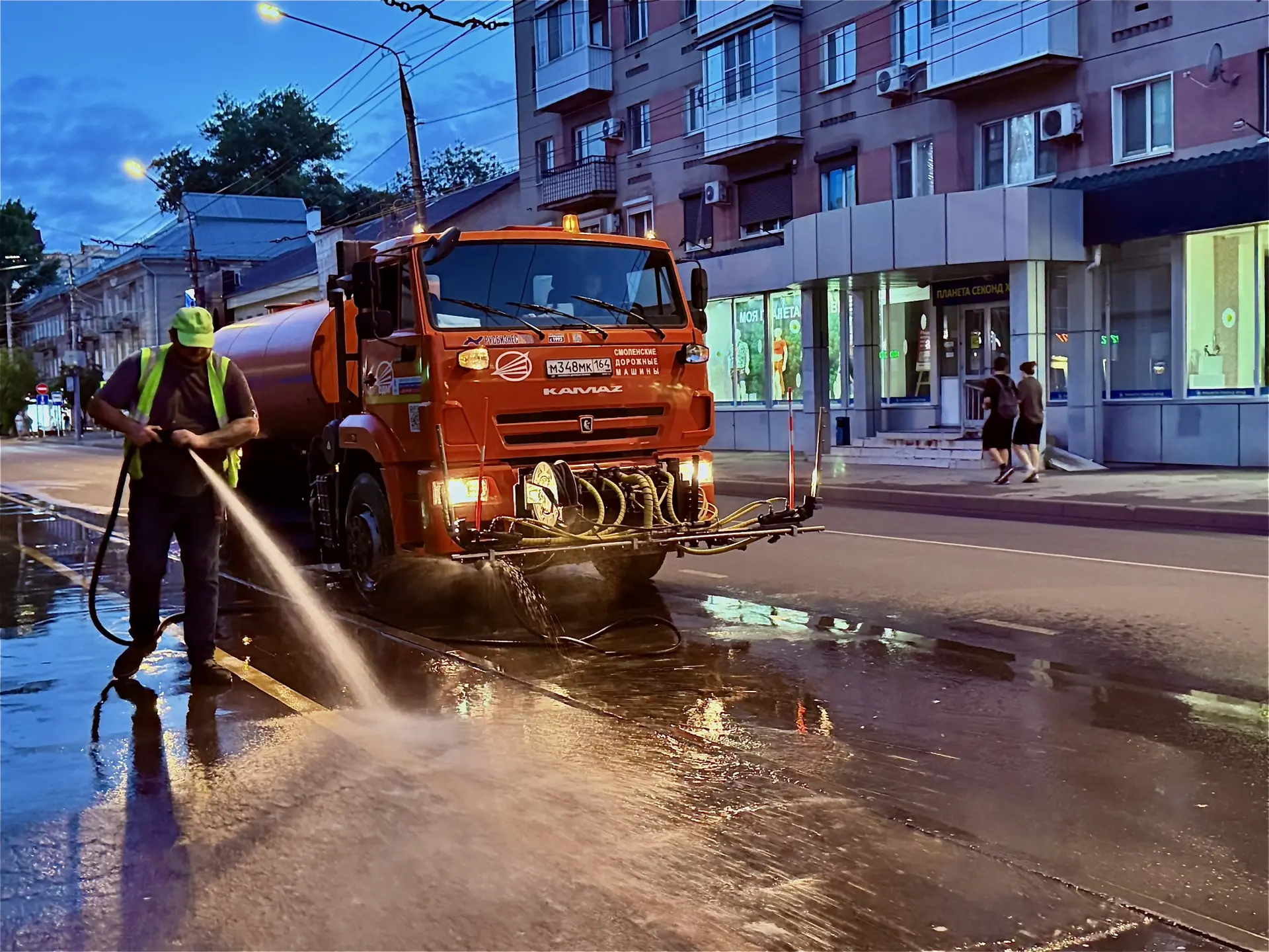 Сотрудники МКУ «Городское хозяйство» работают в круглосуточном режиме 

✅мойка остановочных павильон