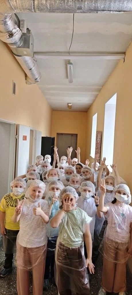 📅 20 мая учащиеся 1 «Б» класса посетили кондитерскую фабрику «9 островов»! 😍    В ходе экскурсии реб