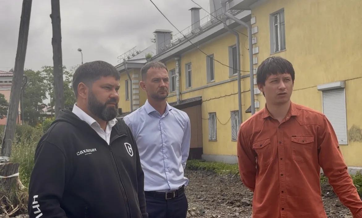 Проверил объект по улице Победы, где в рамках программы «Дальневосточные дворы» идёт ремонт придомов
