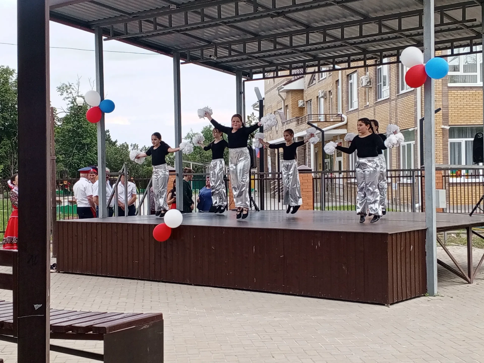 Концертная программа "Россия - Родина моя!" состоялась в п. Конезавод им. Буденного. В ...