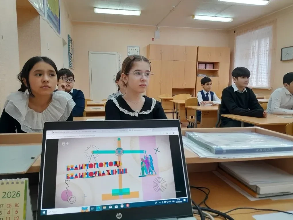 Новая учебная неделя для учеников второй смены началась с увлекательного занятия в рамках курса внеу