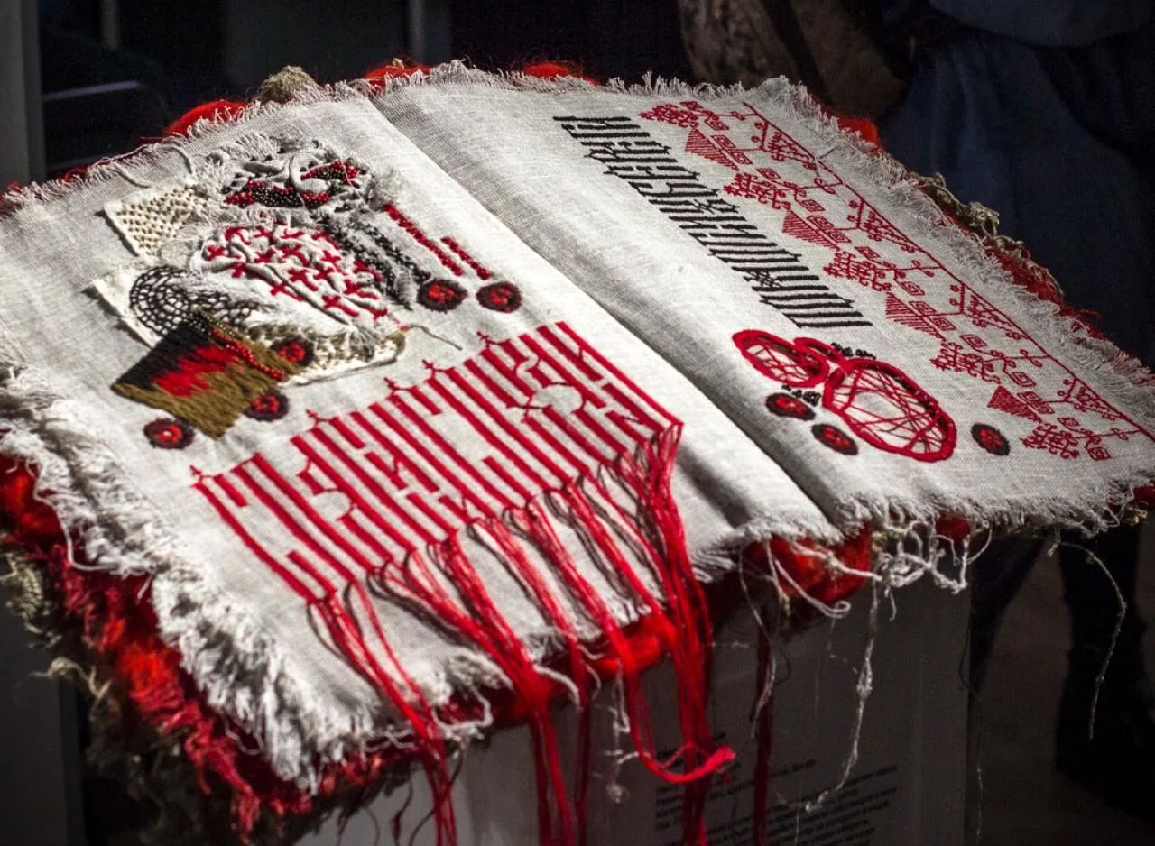 Вчера был День славянской письменности и по этому случаю хочу показать вам текстильную книгу‑оберег 