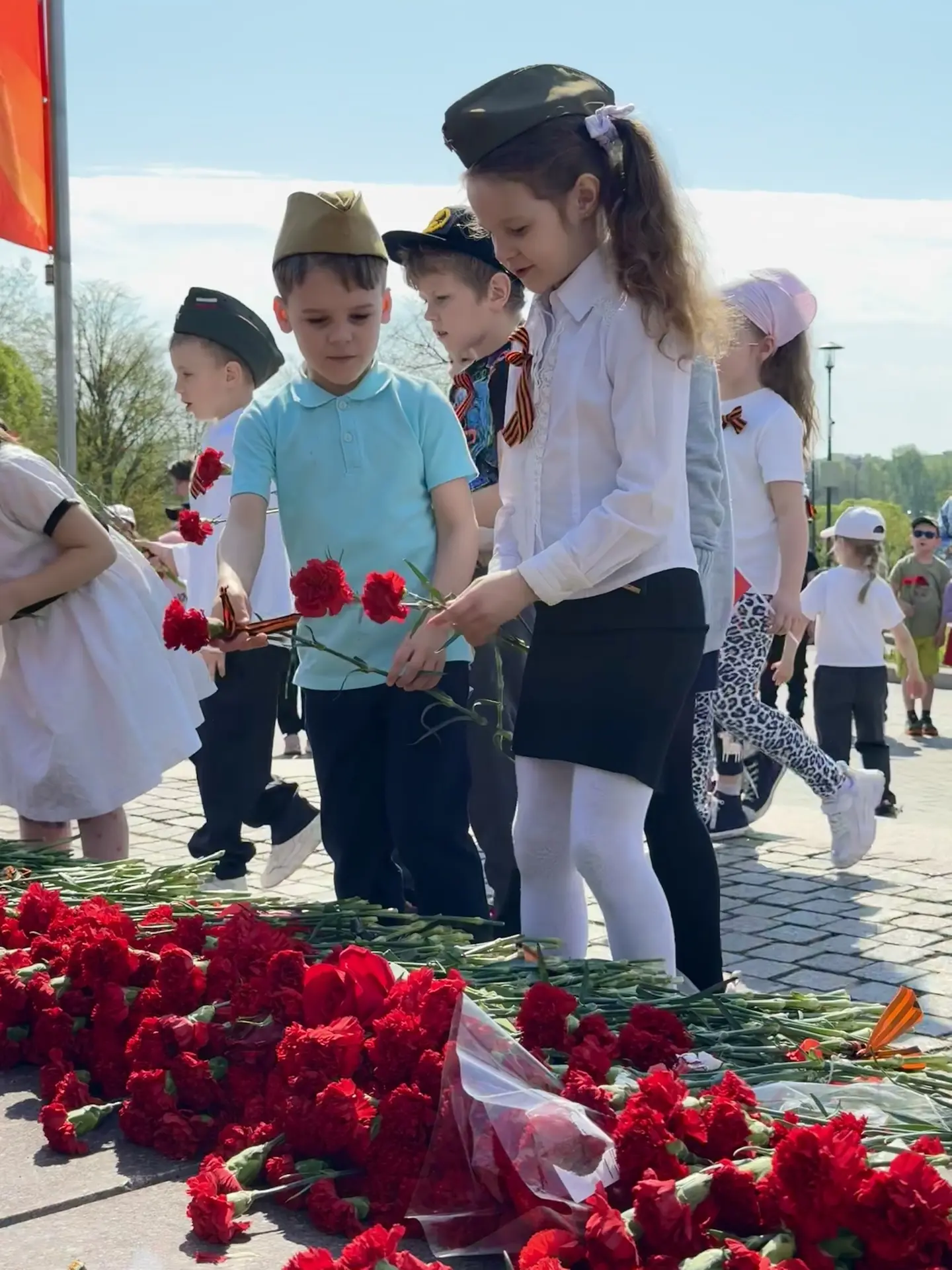 В преддверии великого праздника — Дня Победы ребята посетили памятники маршалу Константину Рокоссовс