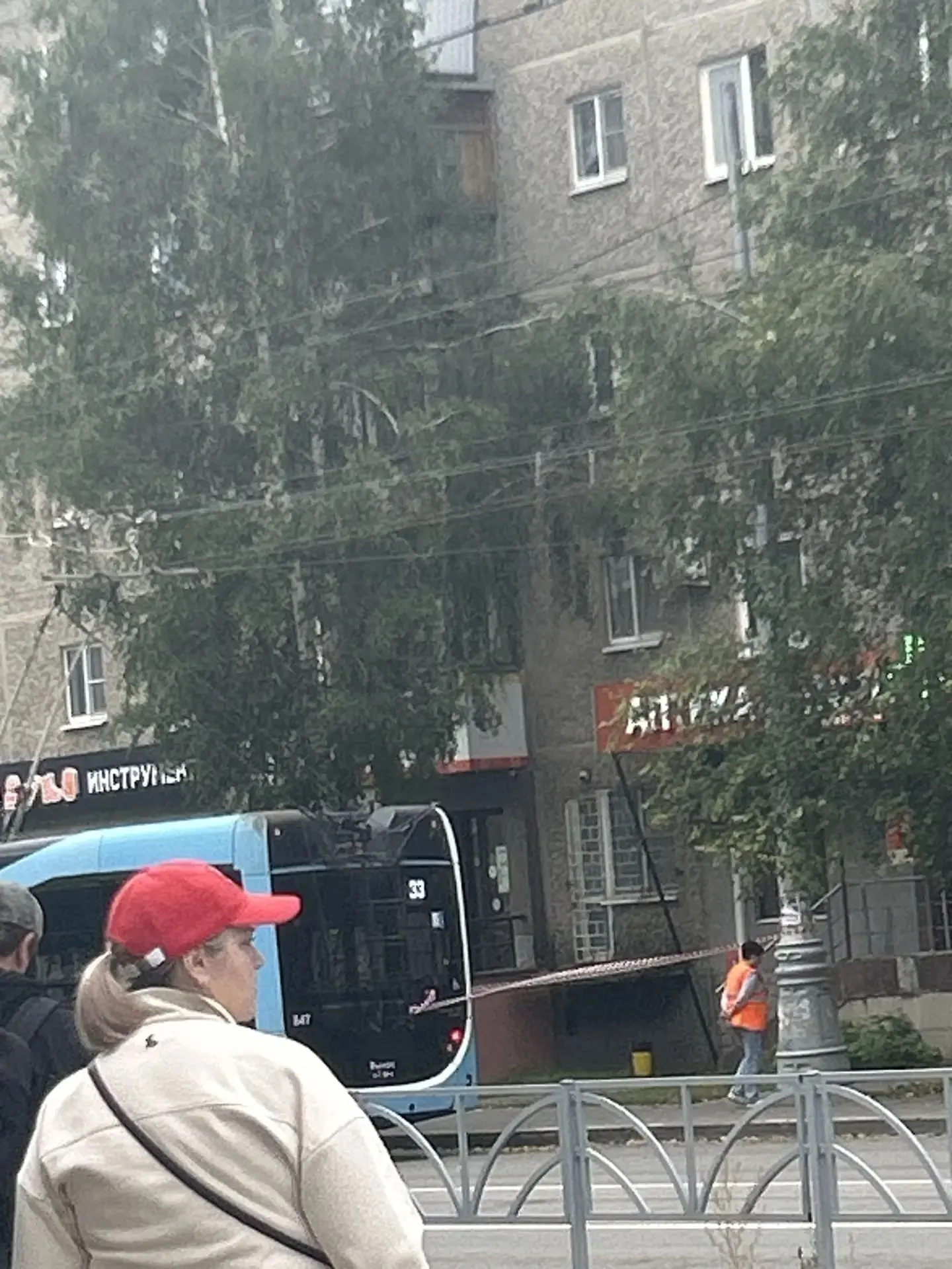 Стоит на Шефской, перекрыли дорогу к троллейбусу, стоят росгравайдецы