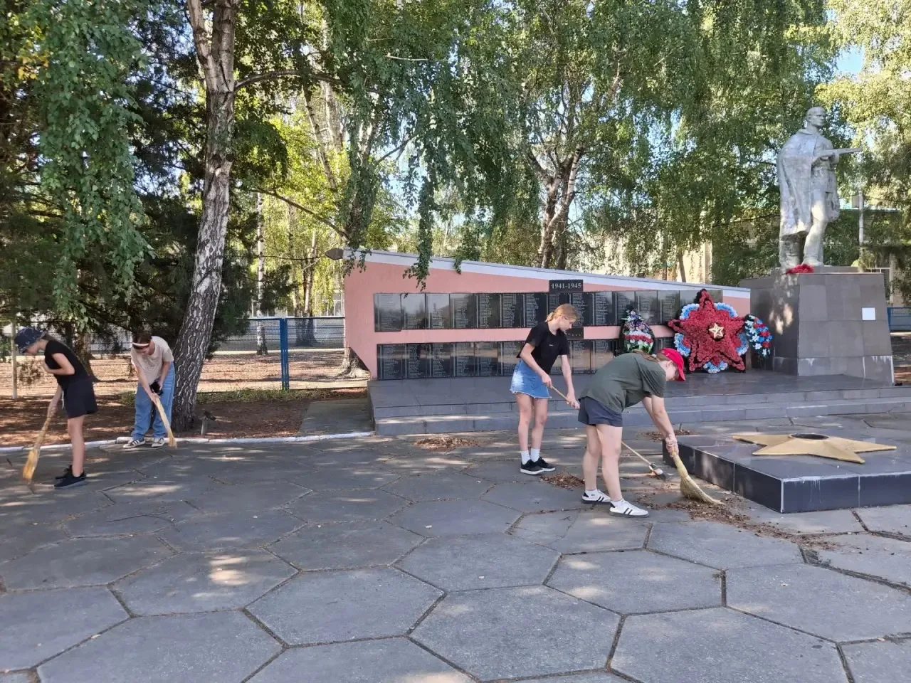 🌳 Трудовой десант 6А класса: