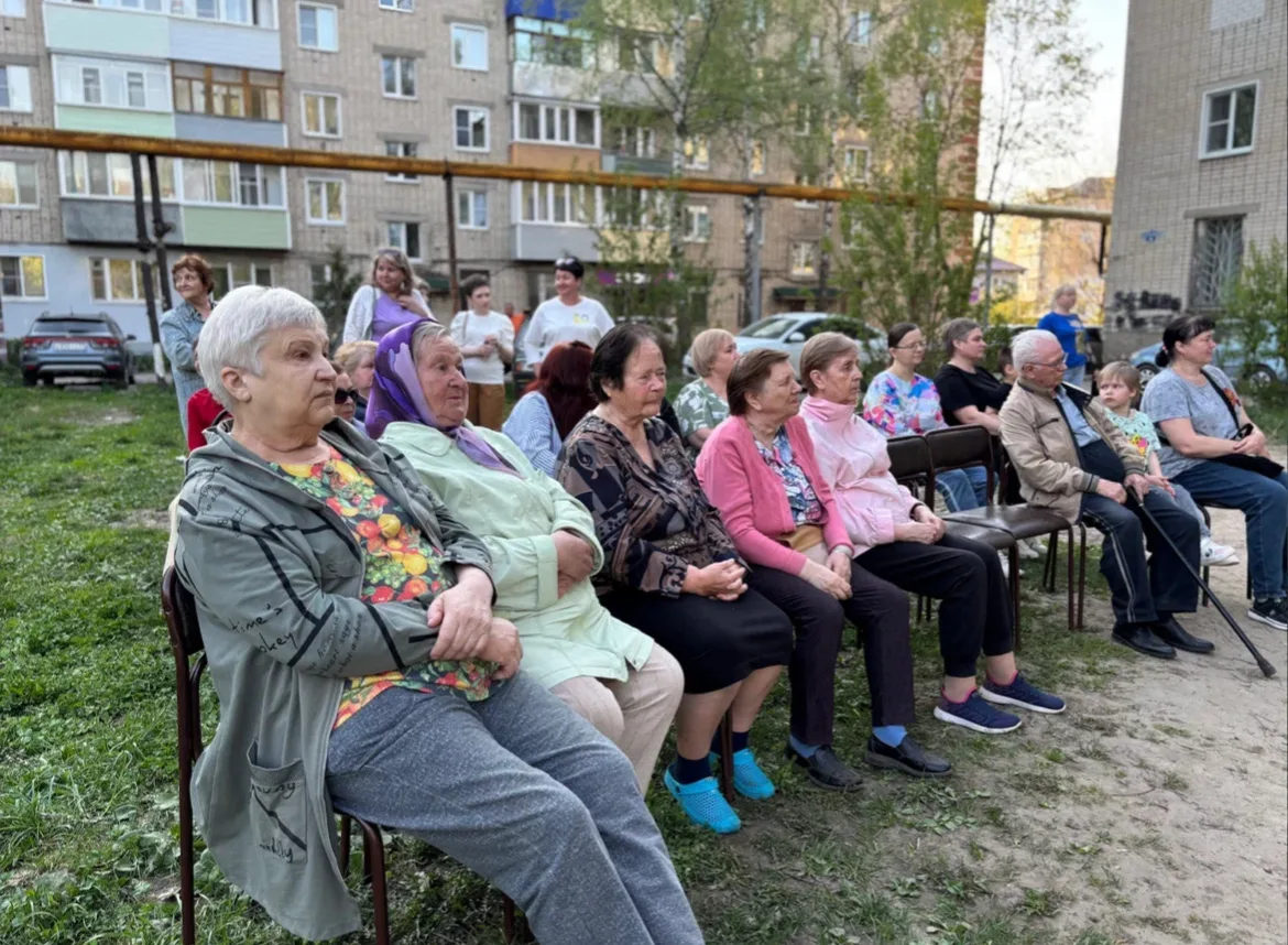 В преддверии Дня Победы наши активисты подготовили для жителей микрорайона замечательную творческую 