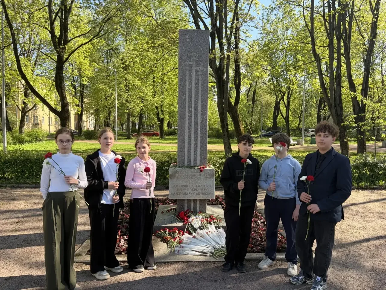 🔥6 "Б" класс провел сегодня познавательную пешую экскурсию, посвященную памятным местам Старой и Нов