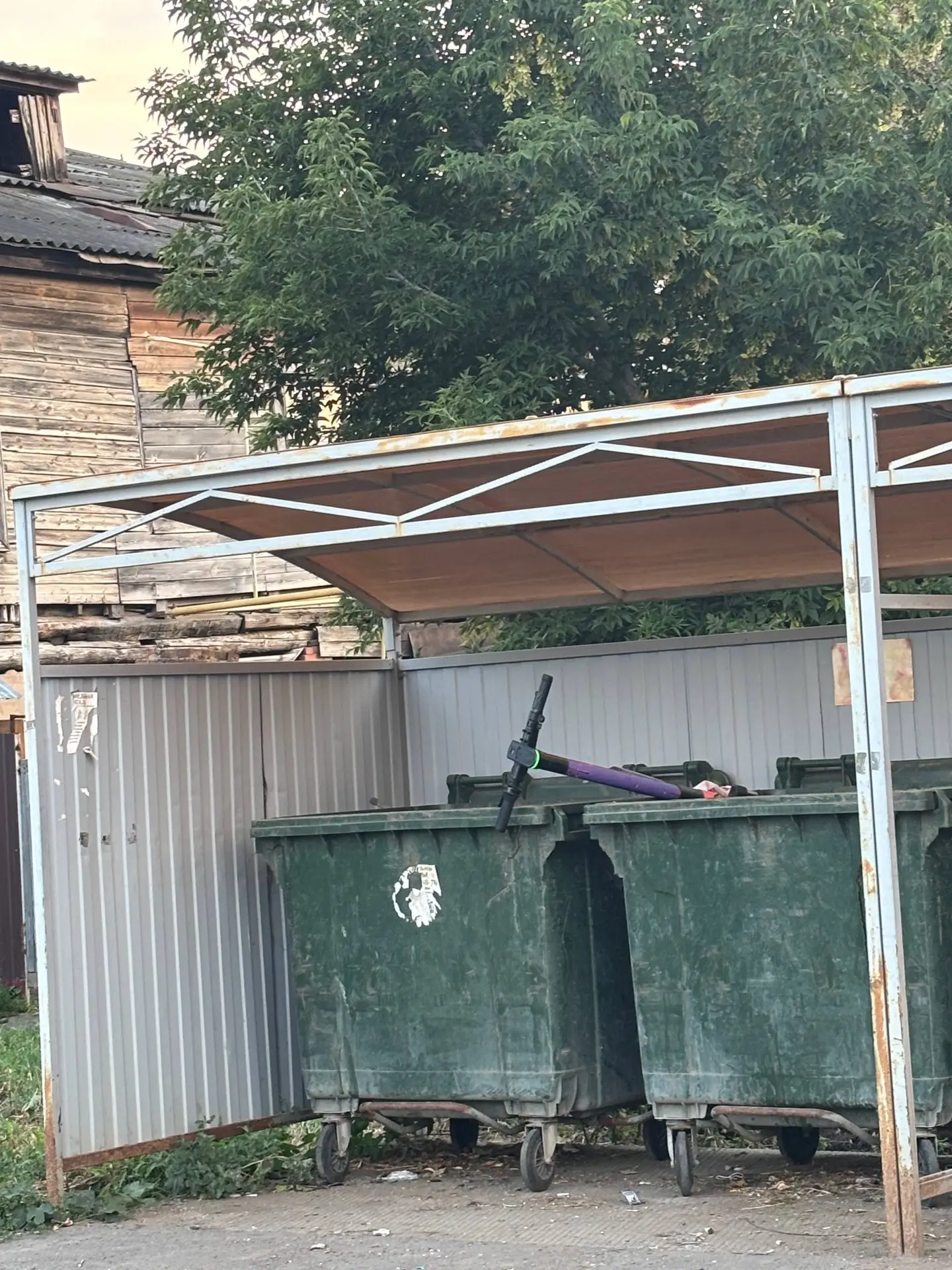 😡на улице кирова в мусорке рядом с указателем  бугуруслан 
что за люди , зачем так относится к тран