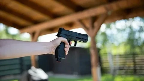 15-летний белгородец стрелял в девочку из пневматики.