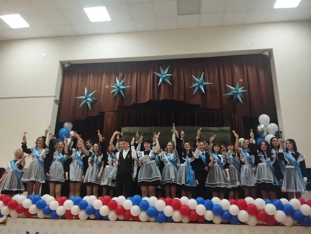 🎓 В Губернаторском лицее прозвенел Последний звонок!  Сегодня для 46 одиннадцатиклассников прозвучал