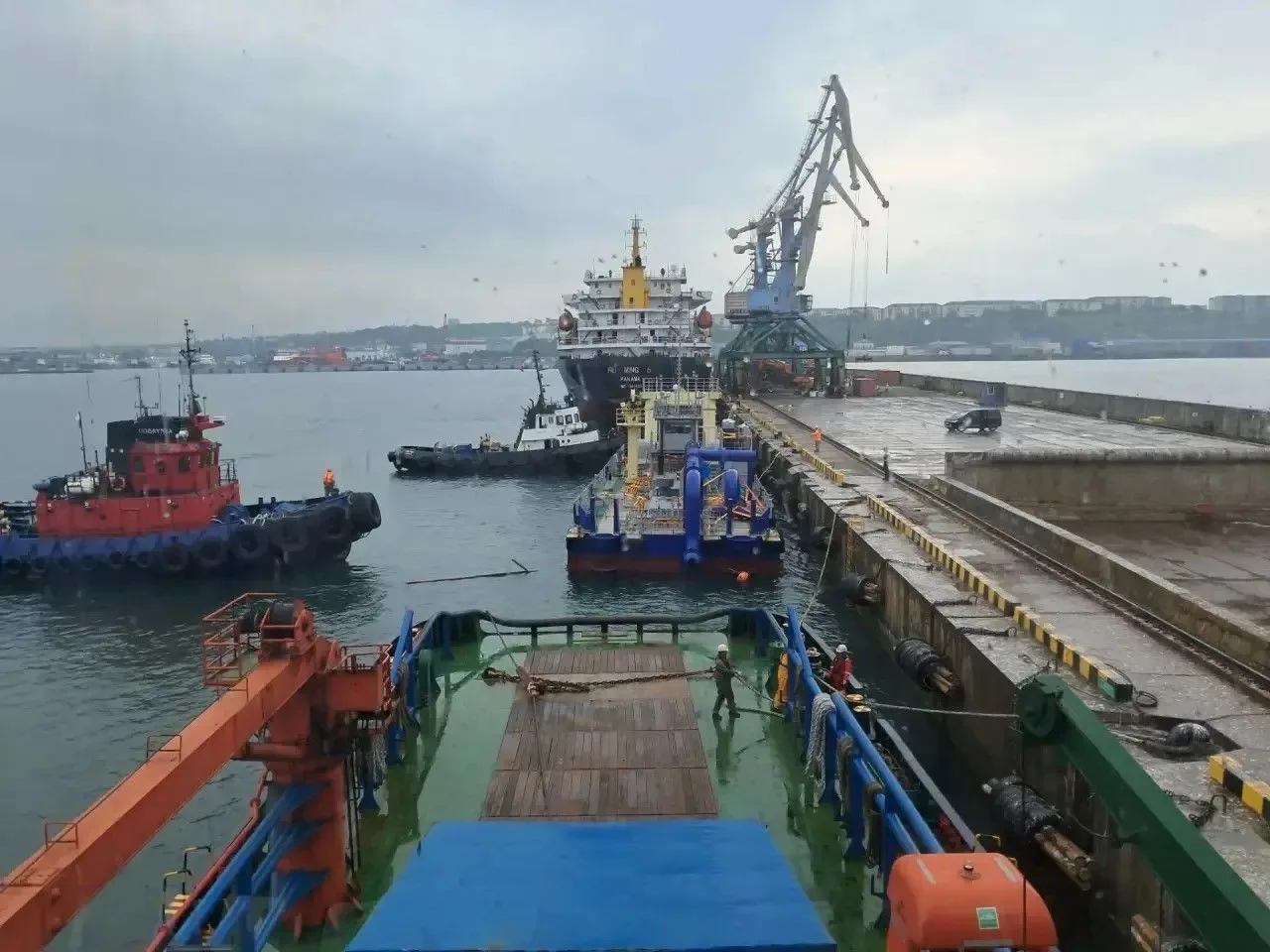 ⚓В порт Корсаков прибыл флот для дноуглубительных работ