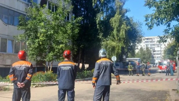 В Барнауле оцепили многоэтажку ввиду угрозы падения бетонной плиты.