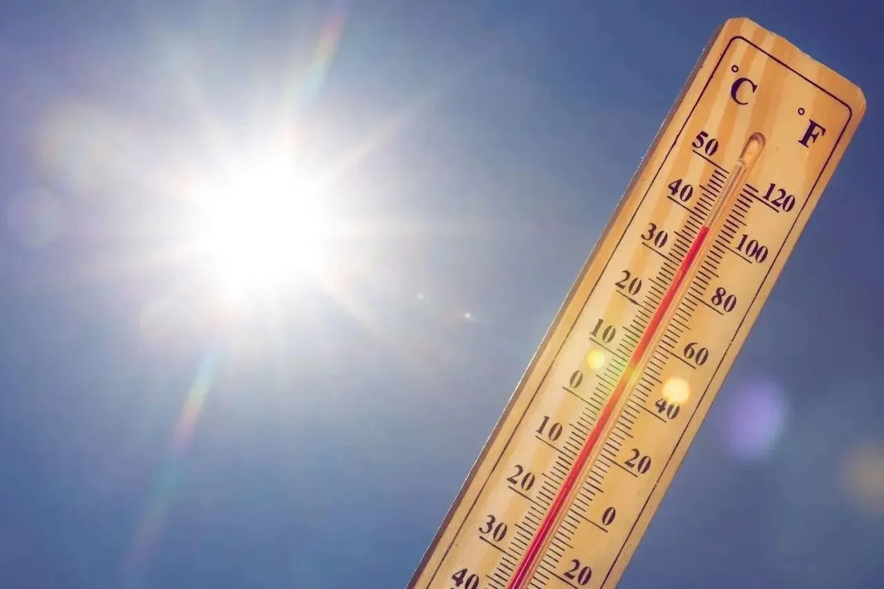 ☀️В последние дни погода радует ярким солнцем и теплом. Но чтобы жара не навредила здоровью, соблюда