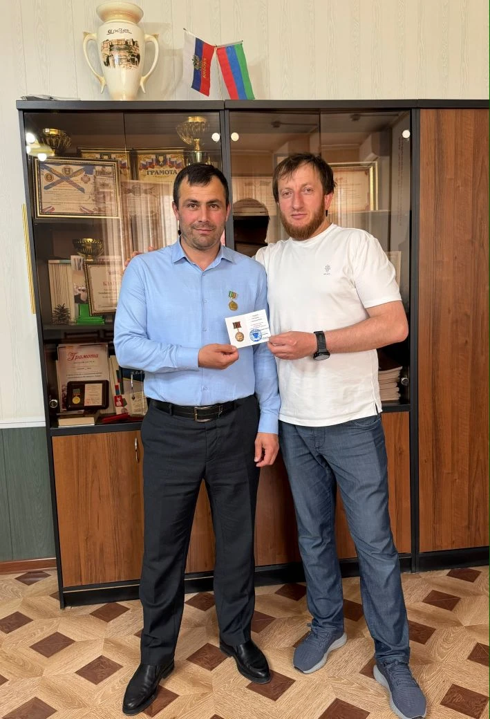 Сегодня глава села Ленинаул Гаирсултан Эсенбиев был награждён медалью «Участнику гуманитарного конво