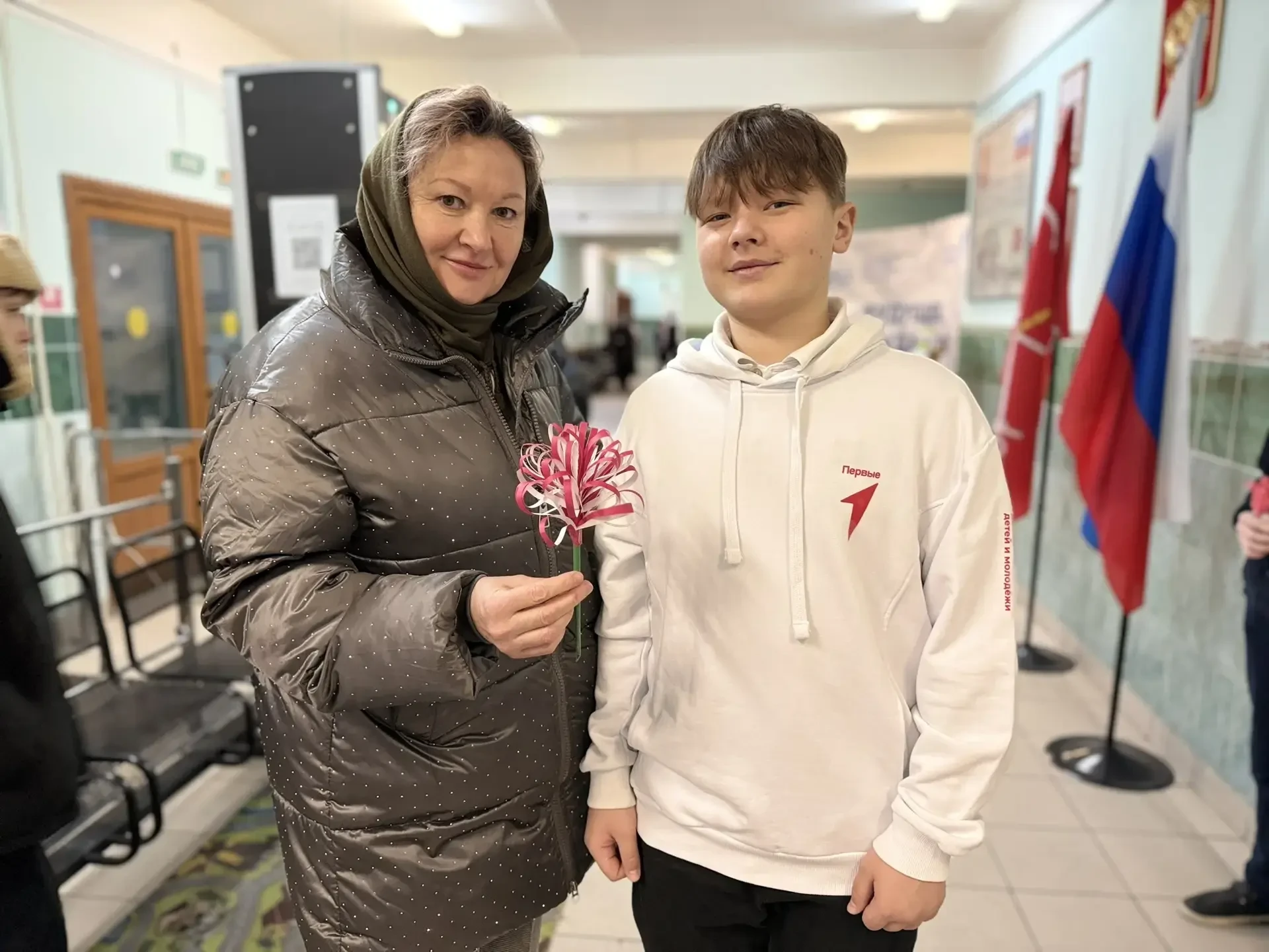 ✨Утро 6 марта в нашей школе было особенным! ✨  💐Еще на пороге чувствовалось: сегодня воздух пропитан