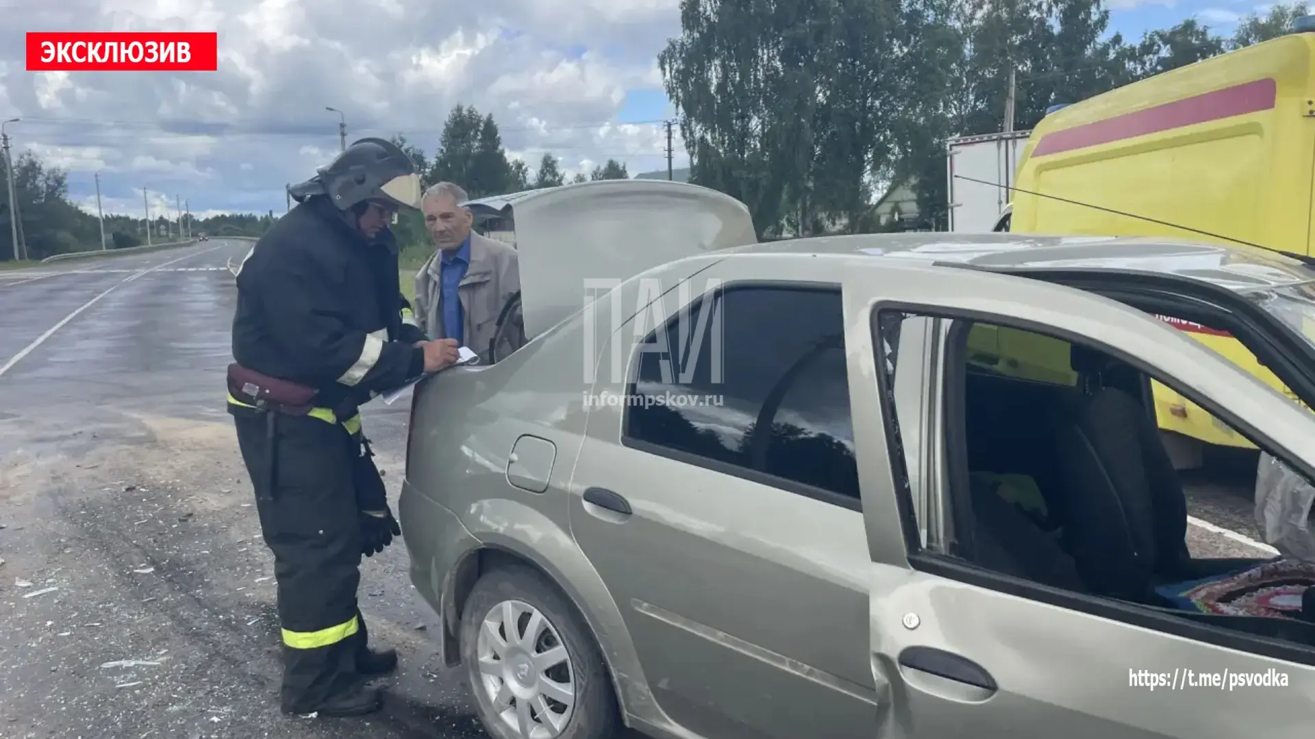В Опочке, на круговом движении, водитель автомобиля Fiat не уступил дорогу автомобилю R...