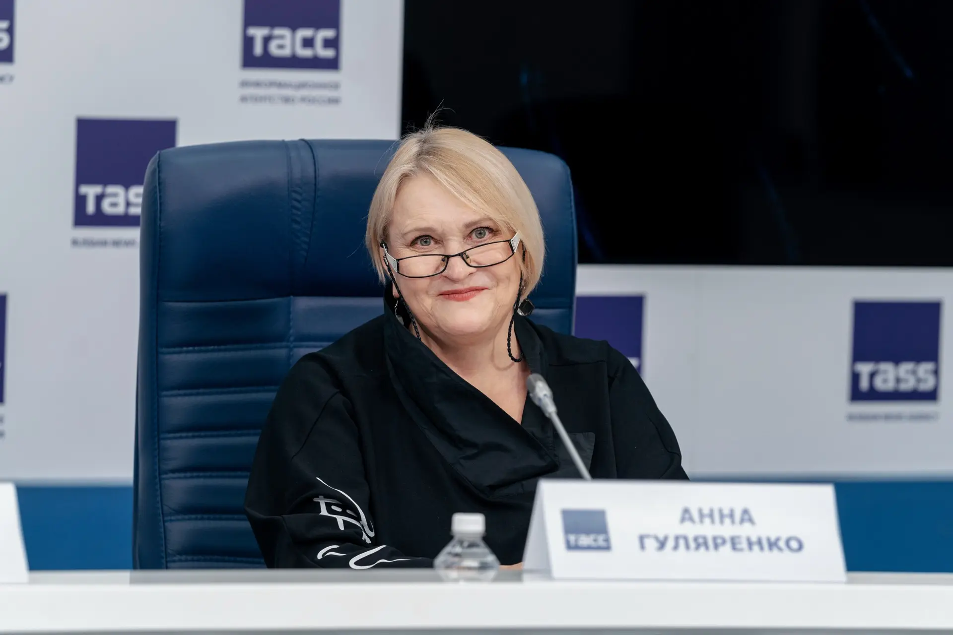 Сегодня, 11 июня, поздравляем с днём рождения актрису Театра Гоголя, заслуженную артистку России Анн