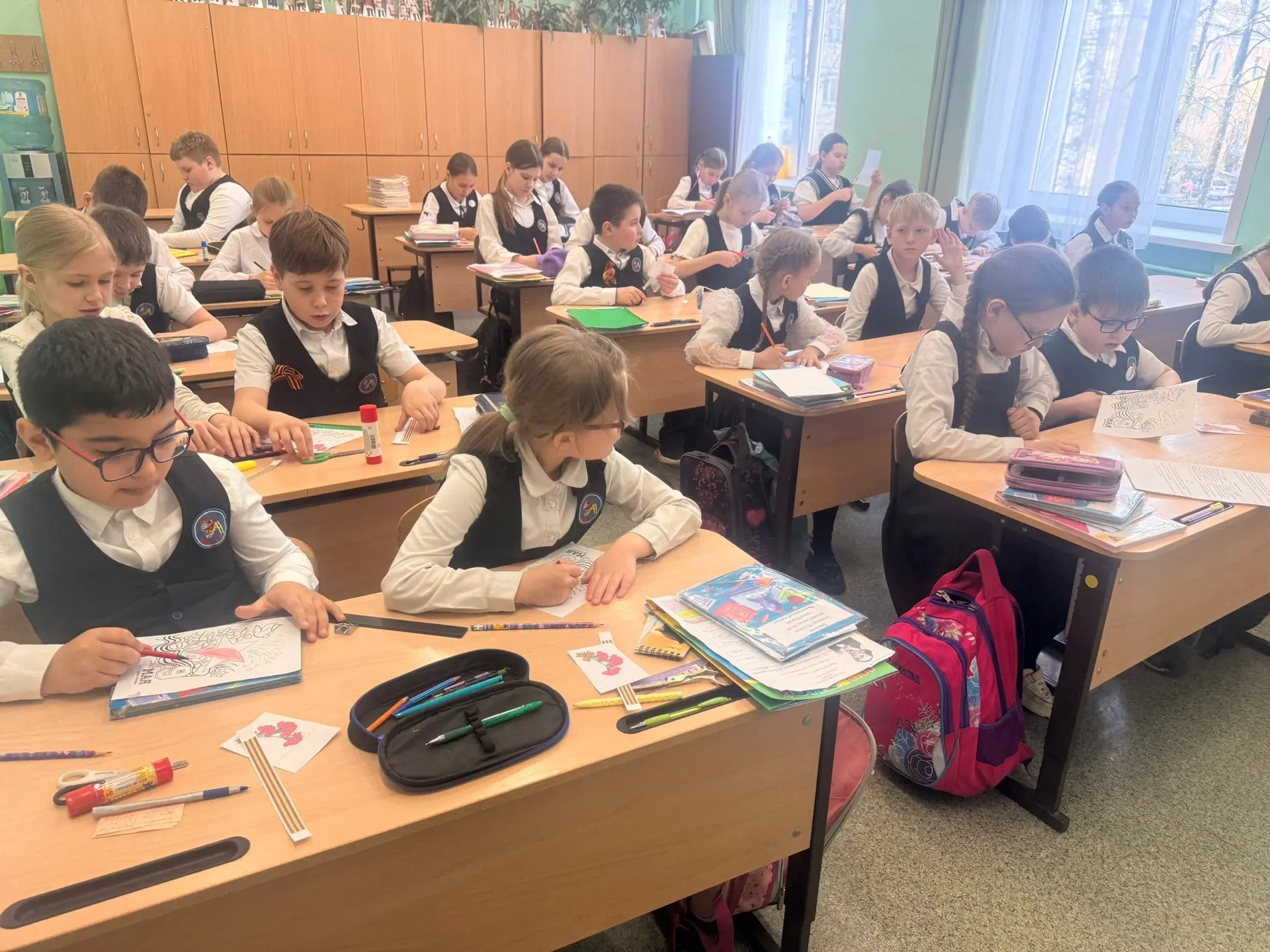 Наши самые юные ученики — ребята из начальных классов — вложили всю свою душу и тепло в создание поз