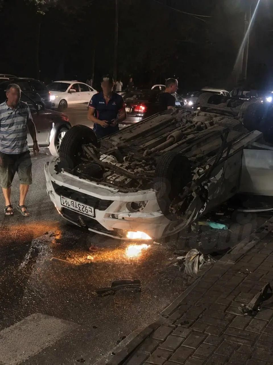 ⚠️ Легковая перевернулась на Оганова/Таганрогской. Водитель получил травму головы