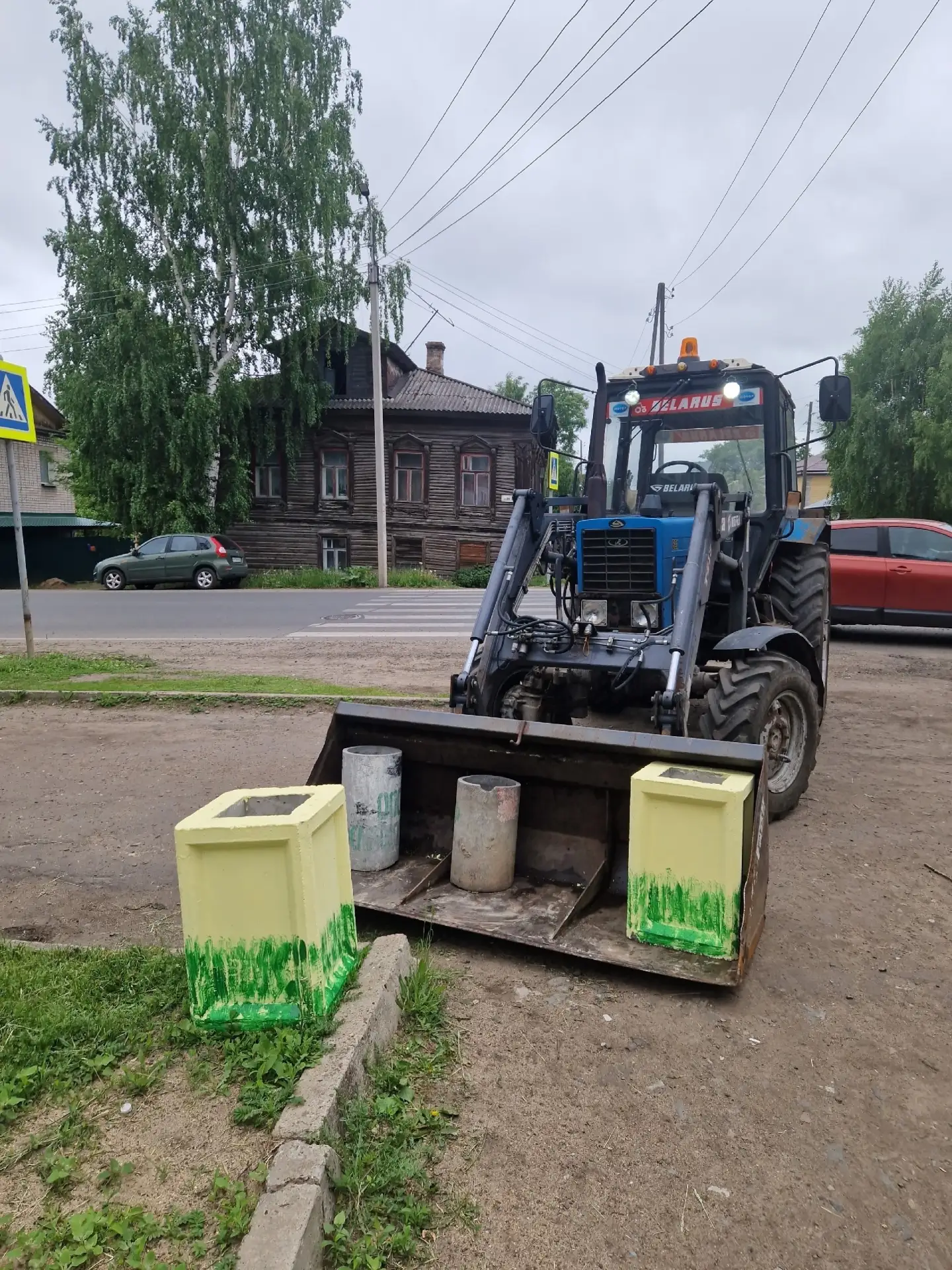 Коммунальщики меняют старые урны на новые. Как вам дизайн?