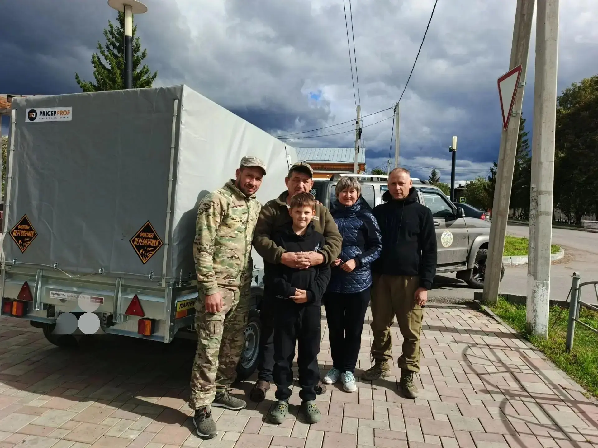 Сегодня рано утром гуманитарный конвой группы "Всё для наших г. Тара" на автомобилях УА...