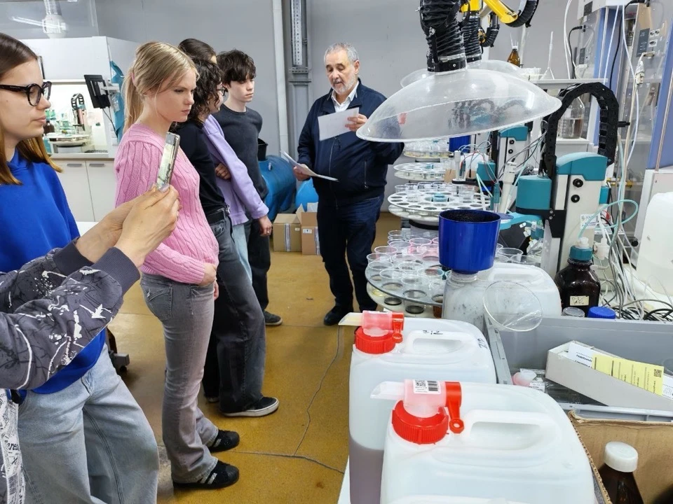 Погружение в мир науки и технологий 🔬  7 апреля ученики 10 «Е» класса посетили Международный испытат