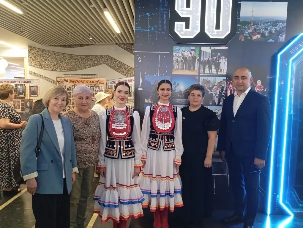 🎉 С юбилеем, Ленинский район!

В пятницу, 22 мая, наша школа — МАОУ «Центр образования №25 с углубл