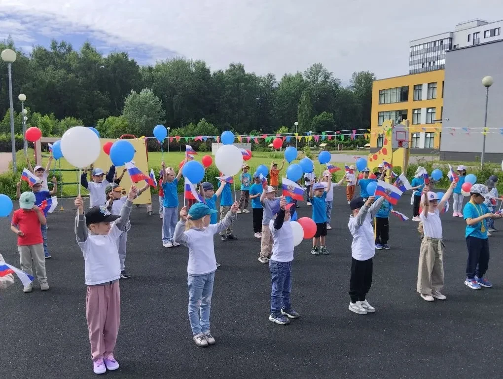 Дошкольное отделение сегодня отметило День России.🇷🇺🇷🇺🇷🇺Мероприятие в старших и подготовительн