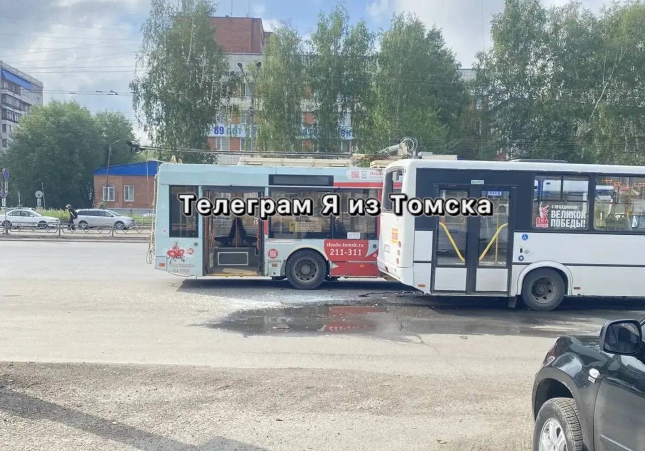 💥 Троллейбус и автобус столкнулись на Иркутском тракте, между остановками «ГАИ» и «Суворова». Никто