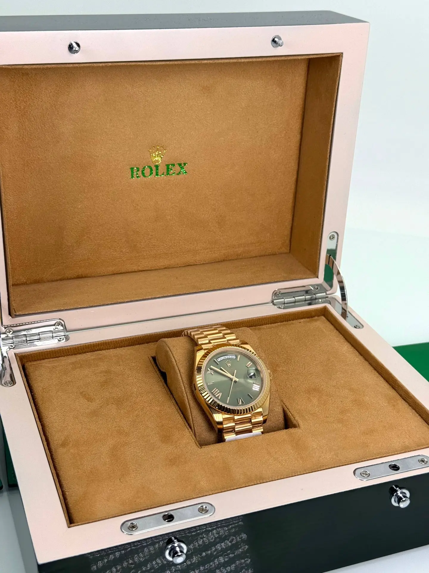 ✨Часы Rolex Day-Date 40 Yellow Gold

Часы покрыты золотом 

• Корпус 40 мм в фирменном стиле Oyster.