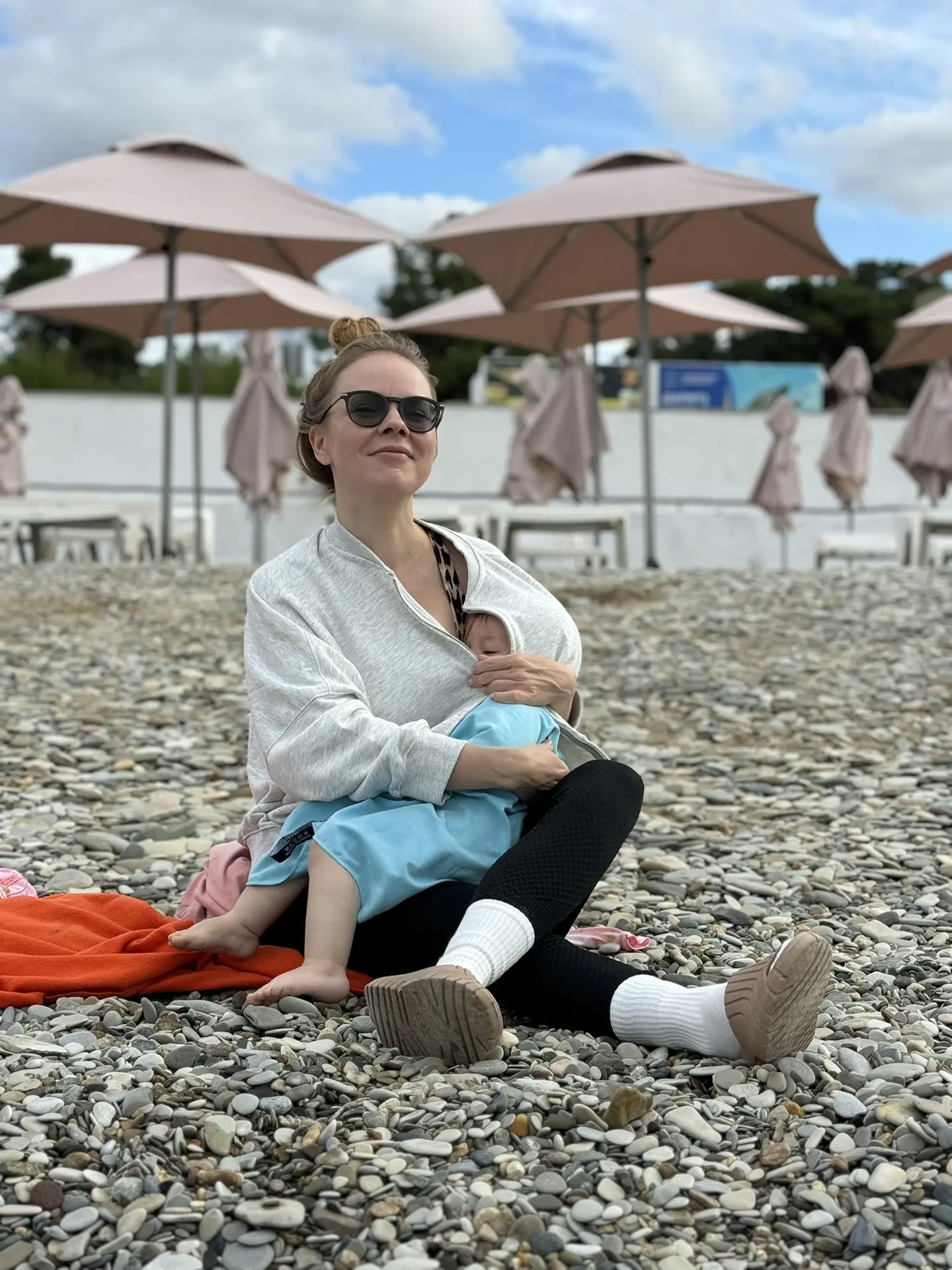 Женщина женщине дом.

Но у некоторых домов, будем честны, подтекает крыша.

Я из разряда мамаш «весё
