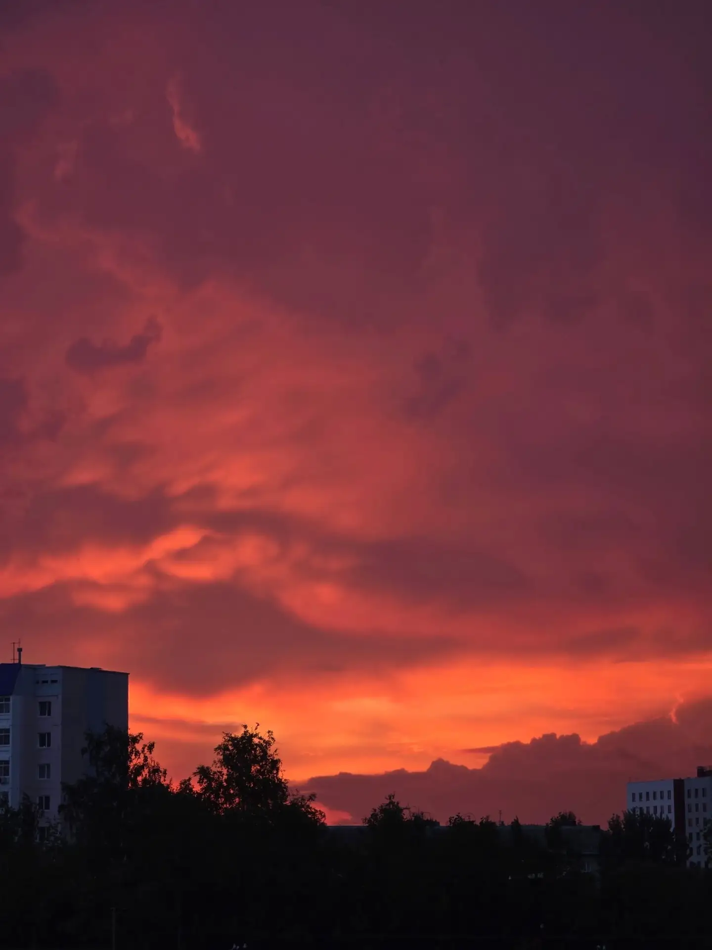 🌅 Яркий закат в Перми. Вечернее небо вспыхнуло насыщенными оттенками оранжевого, розового и золотог