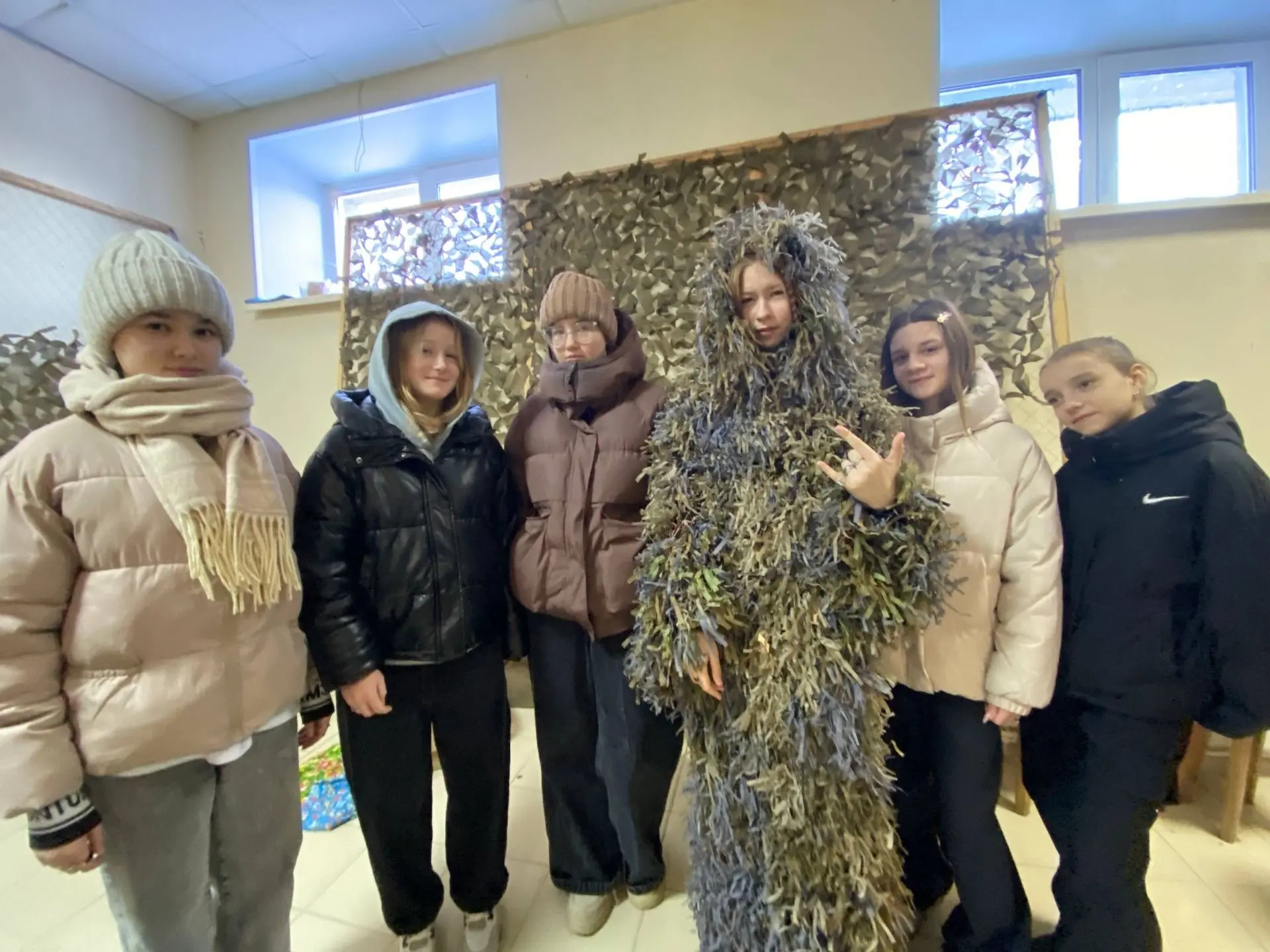 🌟 Еткульская школа на передовой доброты: плетение маскировочных сетей для солдат! 🌟  В рамках месячн