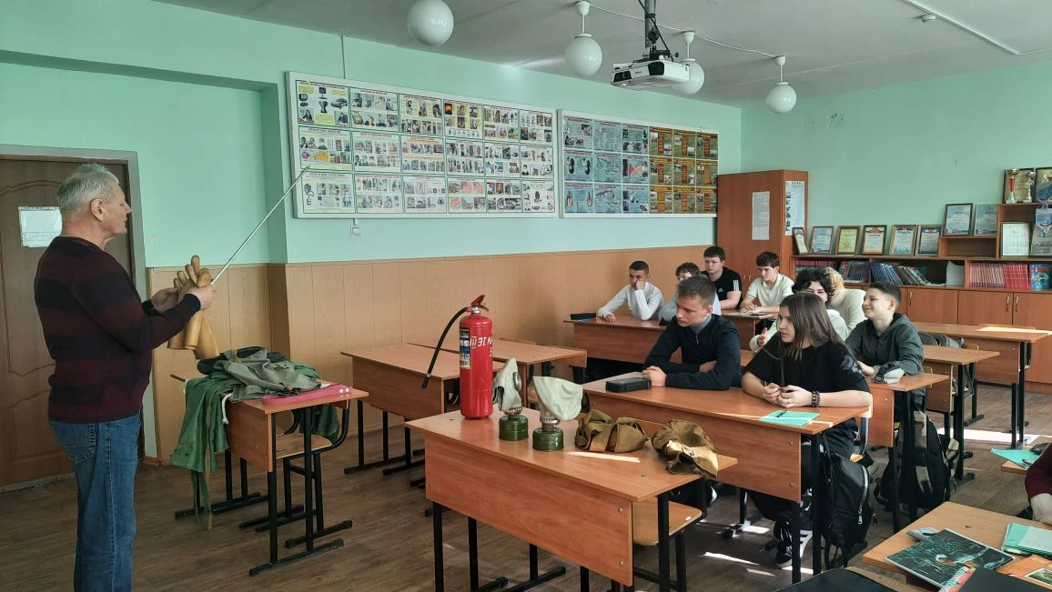 В рамках празднования Дня гражданской обороны России в нашей школе состоялся открытый урок по основа