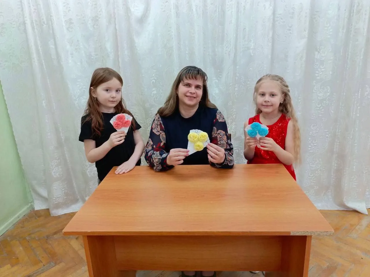 6 марта в Доме культуры рабочего поселка Верхозим прошёл мастер-класс "Букет для мамы".