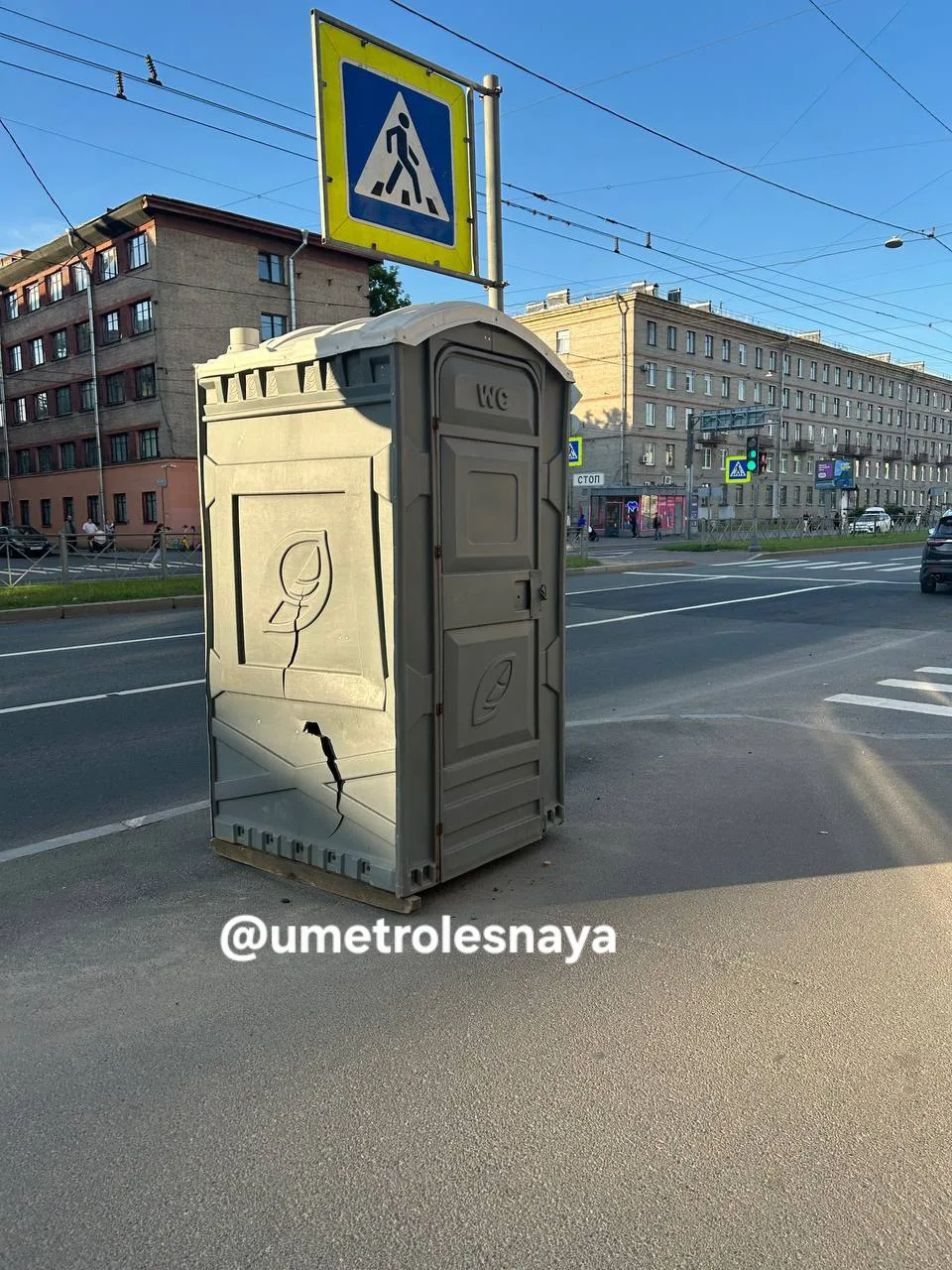 "Почему-то никто не пишет о появившемся загадочном ароматном туалете у метро Лесная. 

Возможно, ест
