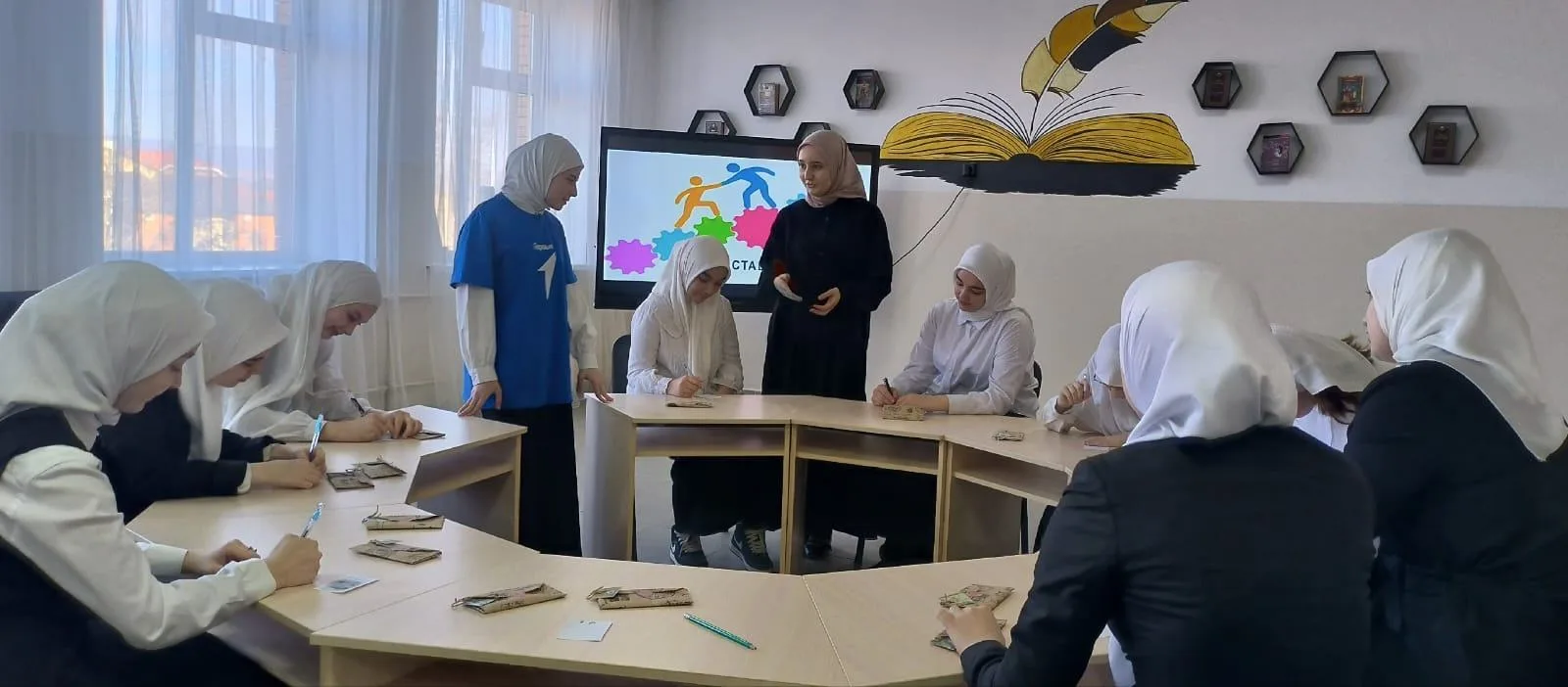 В рамках акции «Наставник для каждого» обучающиеся совместно с советником директора и активистом дви