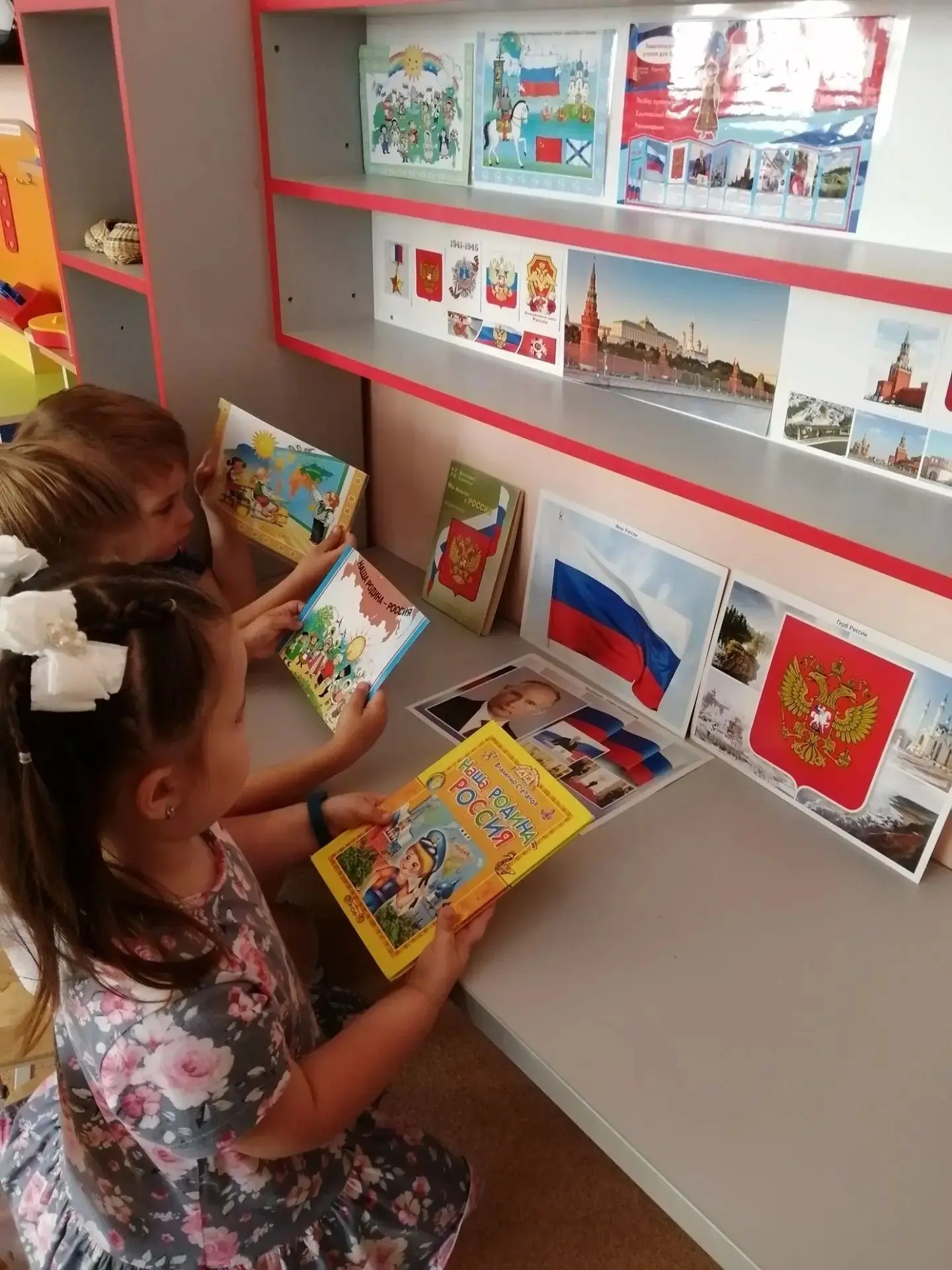 Какой самый главный символ нашего государства? Конечно же, наш любимый флаг России – эт...