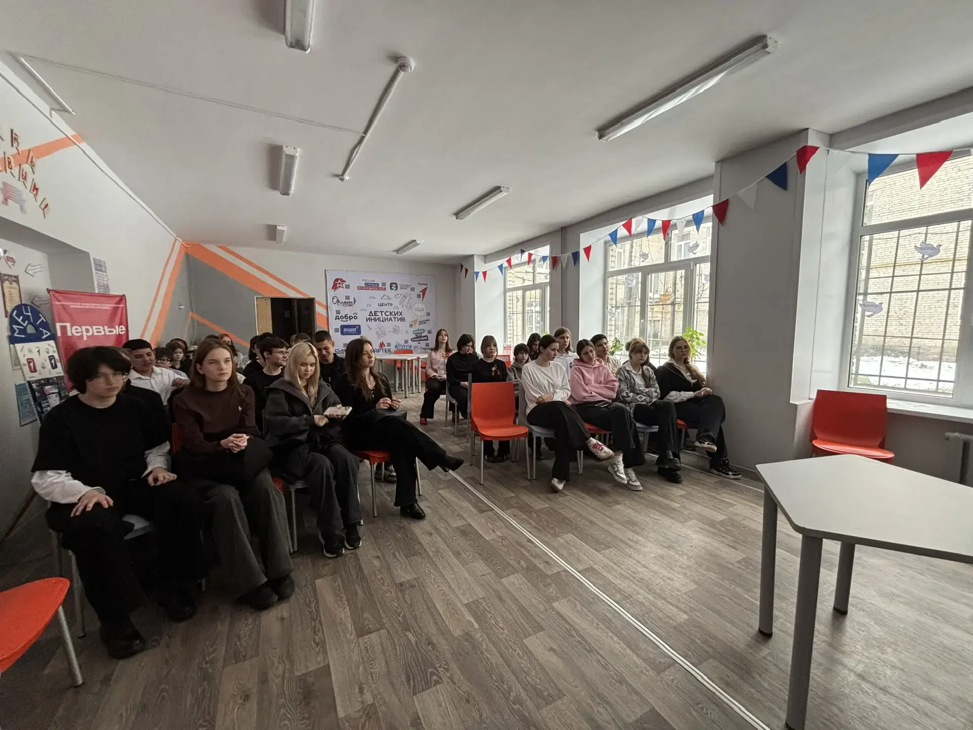🎖️ Диалоги с героями: встреча, которая останется в сердце  В нашей школе прошёл Урок мужества в рамк