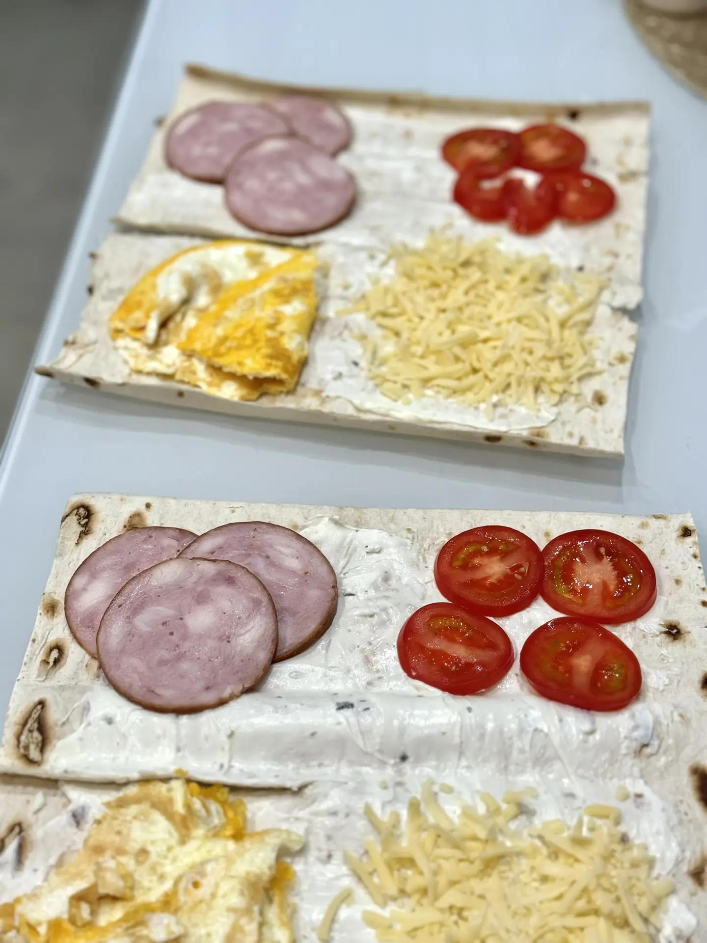 На скорую руку , но это сытно и вкусно 🩶  -лаваш смазать сливочным сыром  -выложить ингредиенты имен