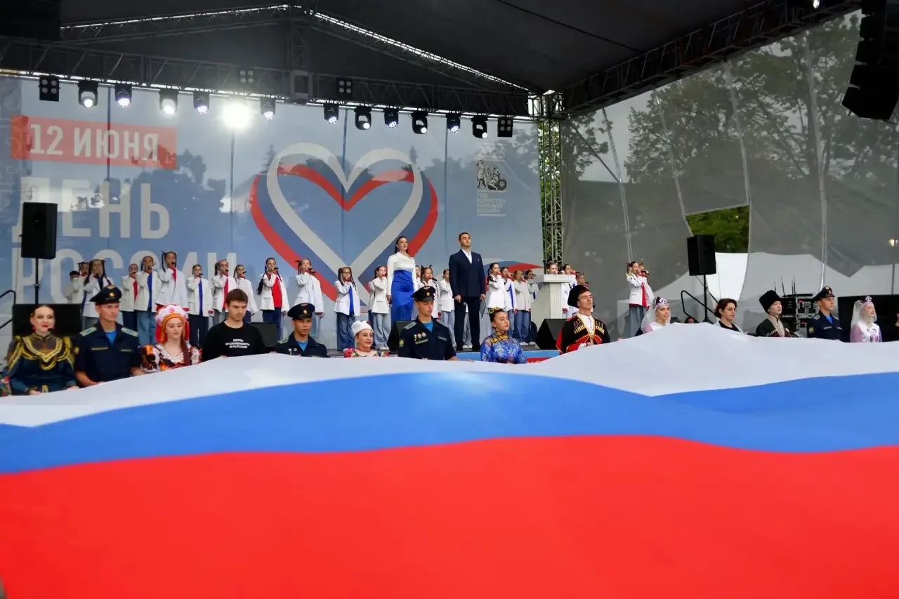 Праздничный концерт в столице Адыгеи 

Завершилось празднование Дня России масштабным концертом с уч