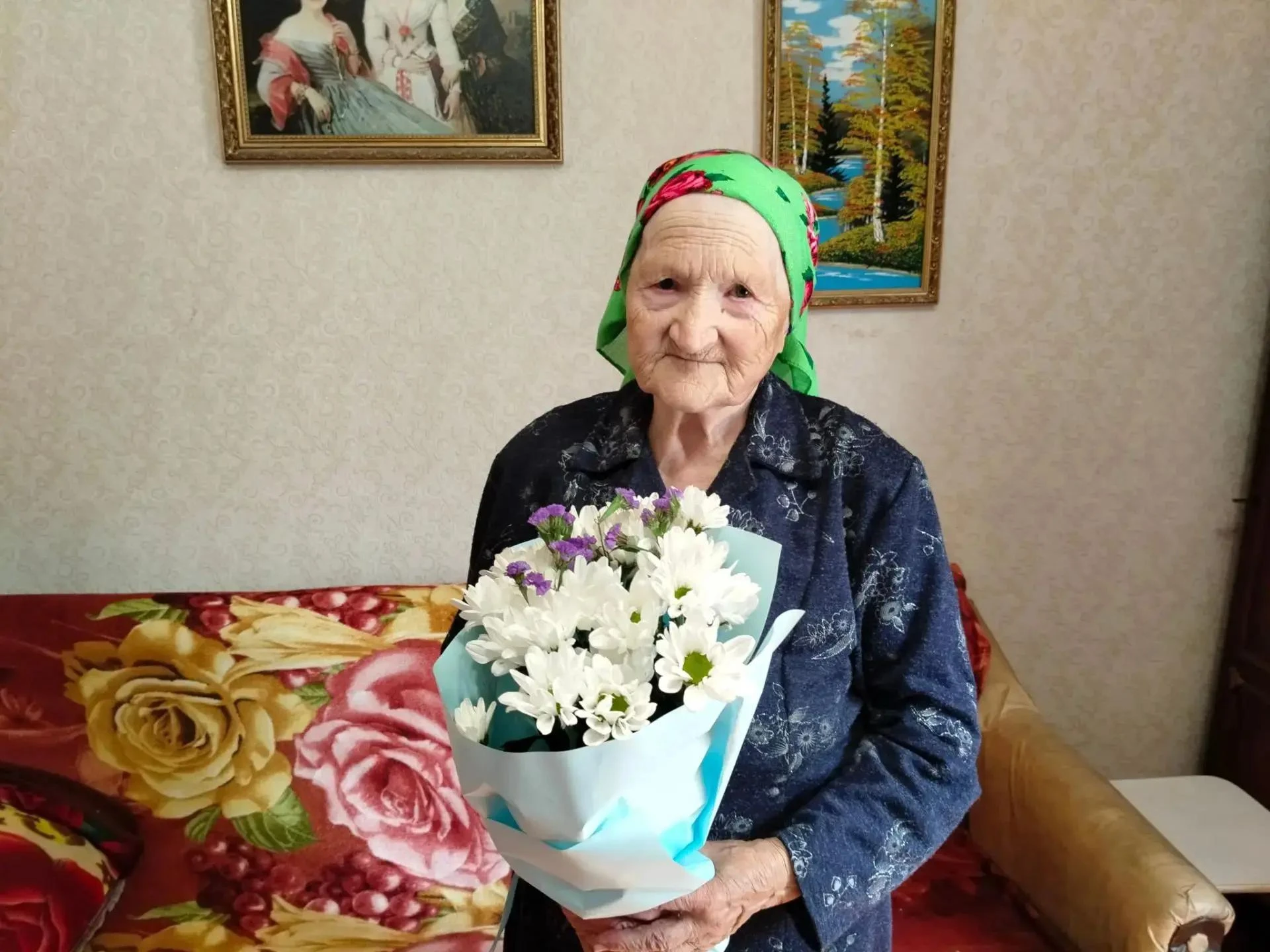 Вместе с коллегами поздравили с днем  рождения ветерана труда Мильберг Наталью Освальдо...