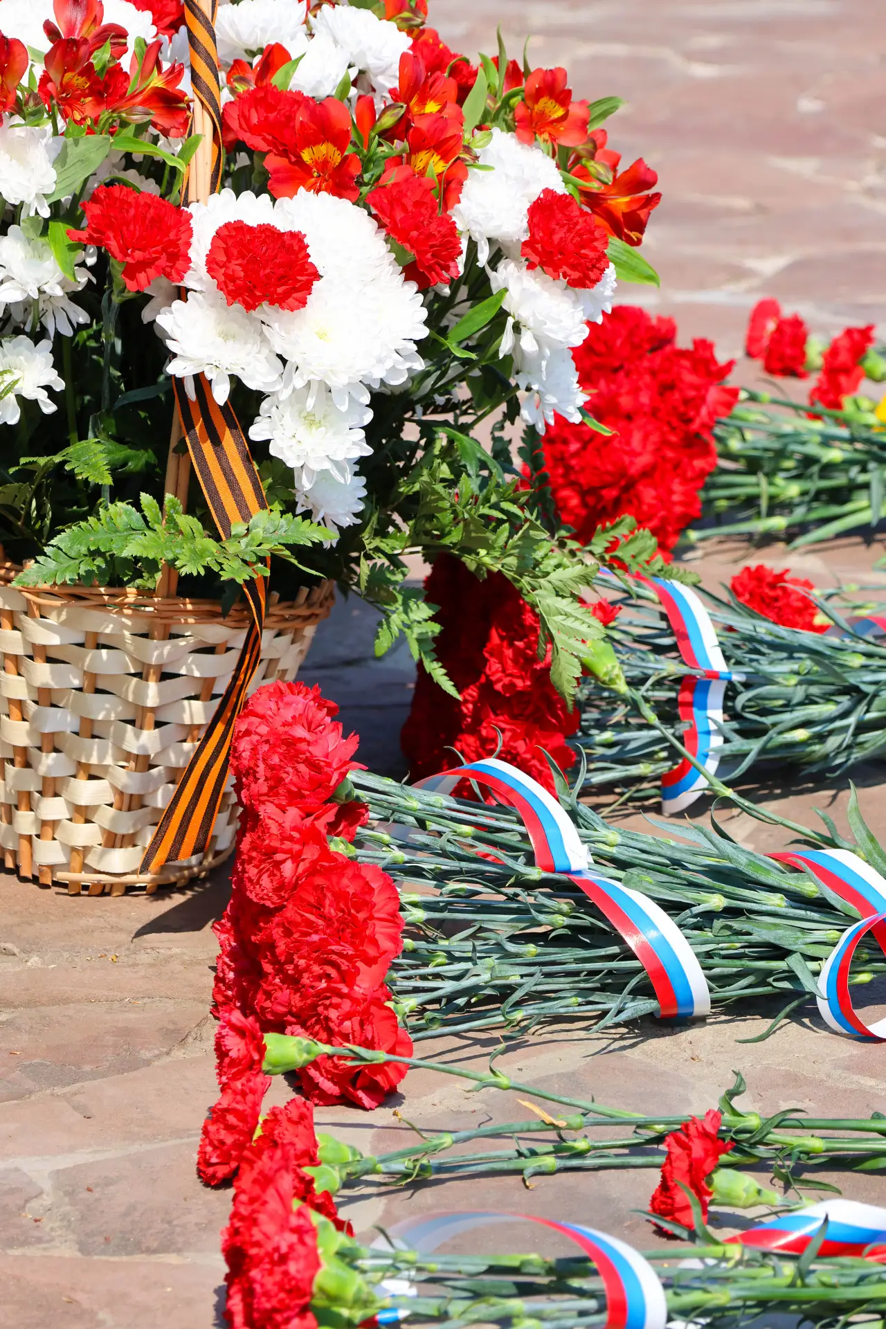 🌟 Новомосковцы почтили память героев  Накануне 81-й годовщины Великой Победы у Братской могилы на Го